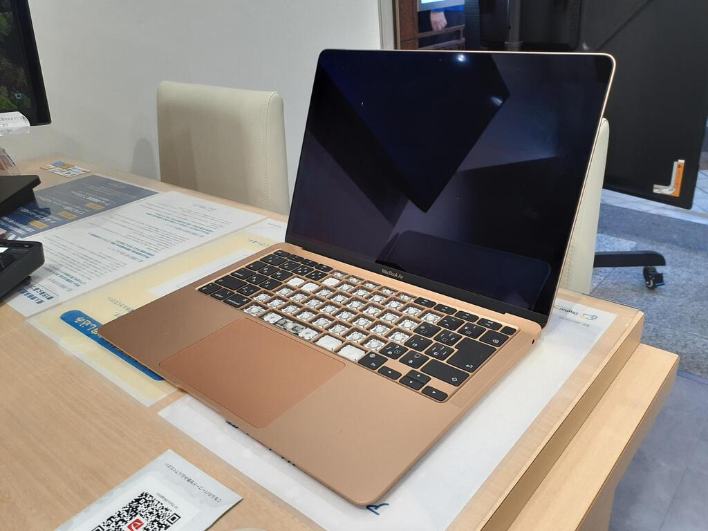 Macbook Air 子供がいたずらしてキーボードが取れてしまった