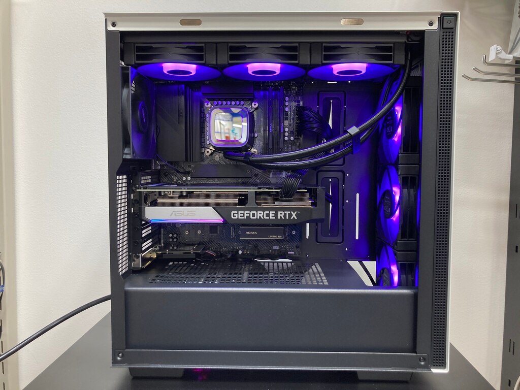 パソコン組立代行、ツートンカラーPCケースとLEDで内部パーツを