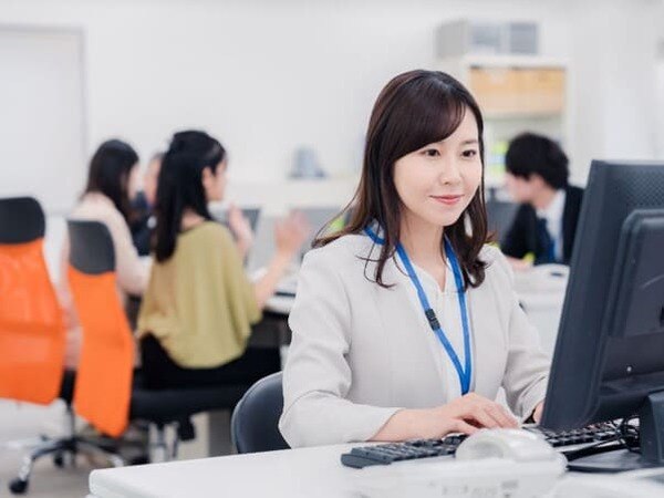パソコンで作業する女性