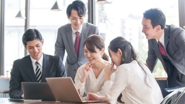 集まる社員