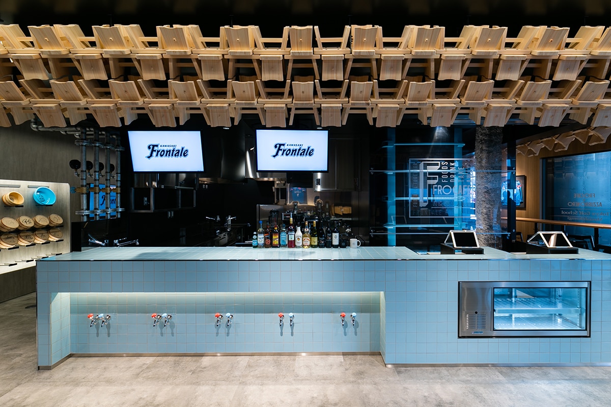 "川崎フロンターレオフィシャルグッズショップ＆カフェ 「AZZURRO NERO×FRO CAFE」の写真"