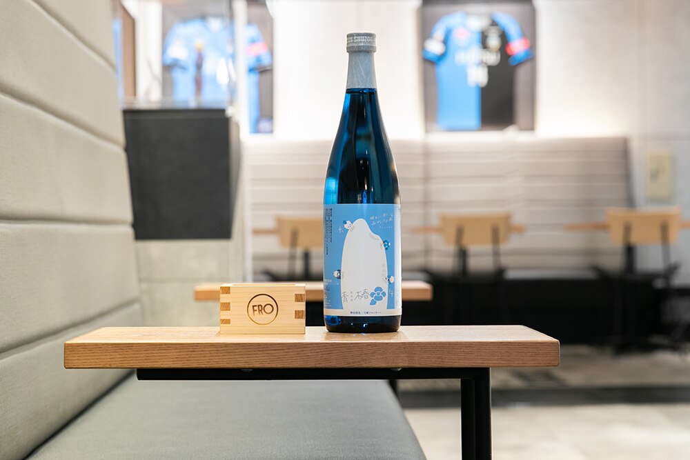 "川崎フロンターレオフィシャルグッズショップ＆カフェ 「AZZURRO NERO×FRO CAFE」で提供するお酒の写真"