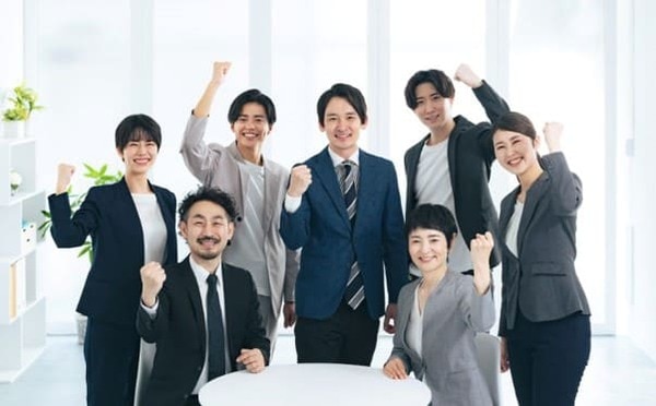 ガッツポーズする社員たち