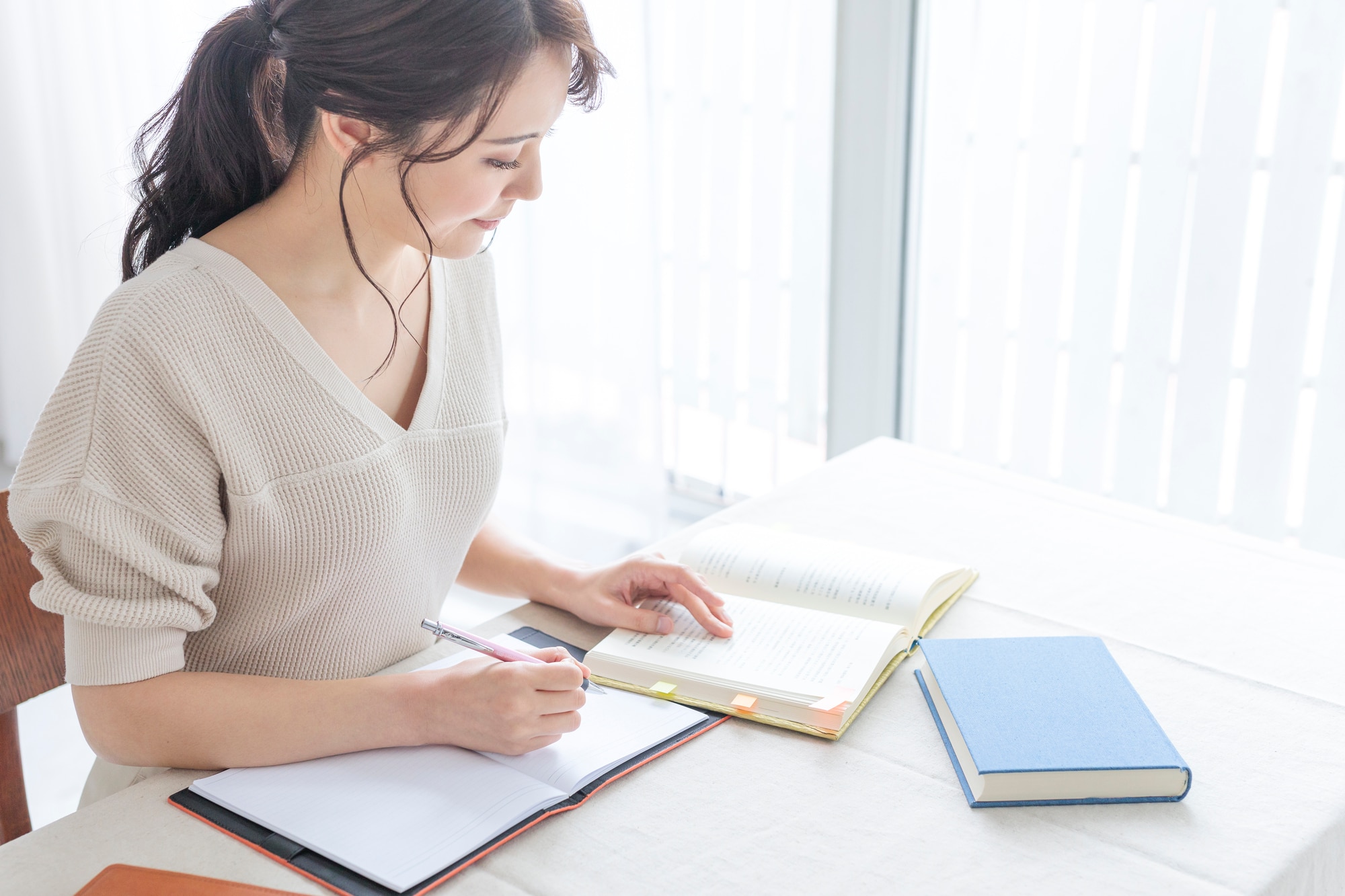 実務・専門研修を受けている女性