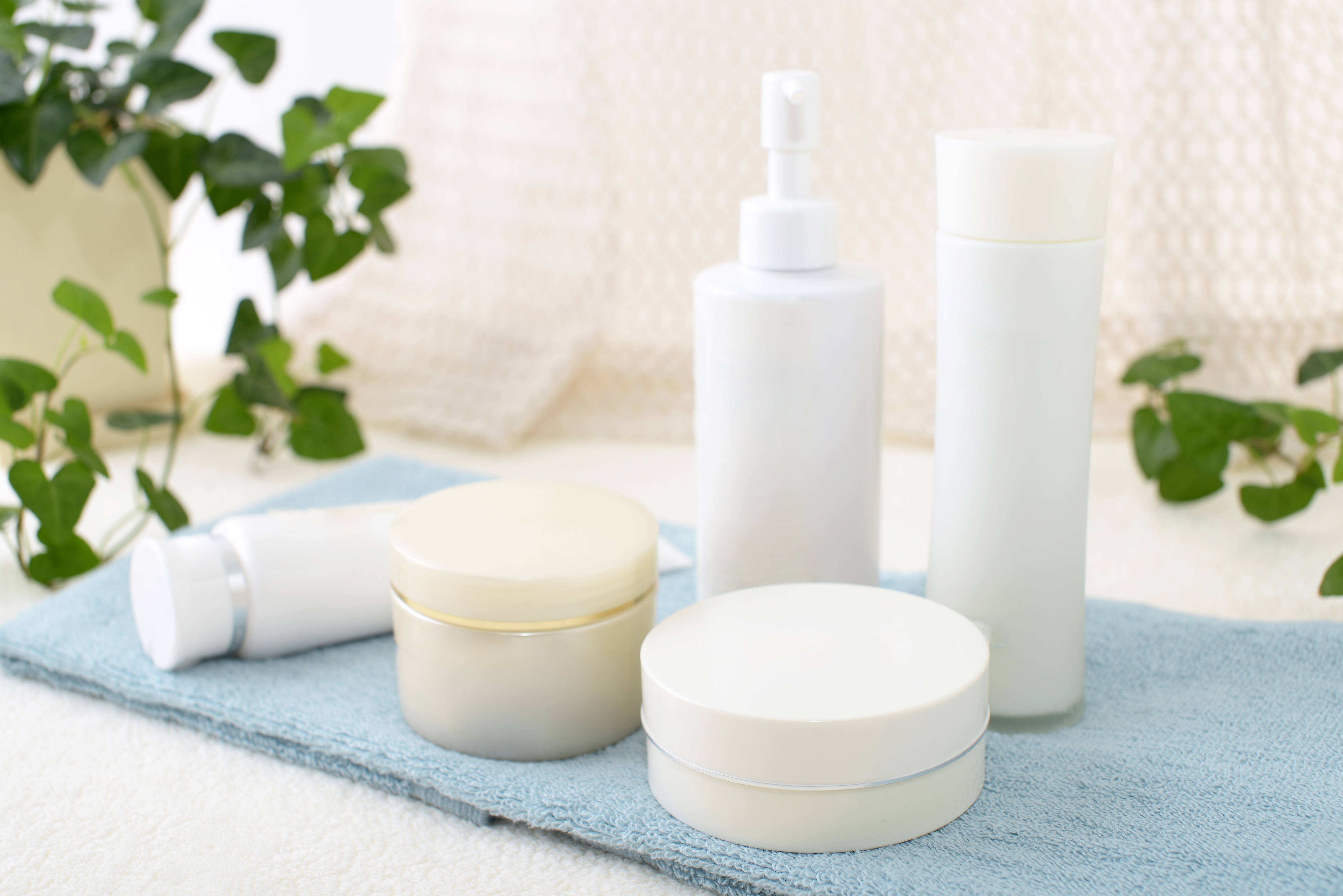 化粧品のボトルやケースなどのパッケージ