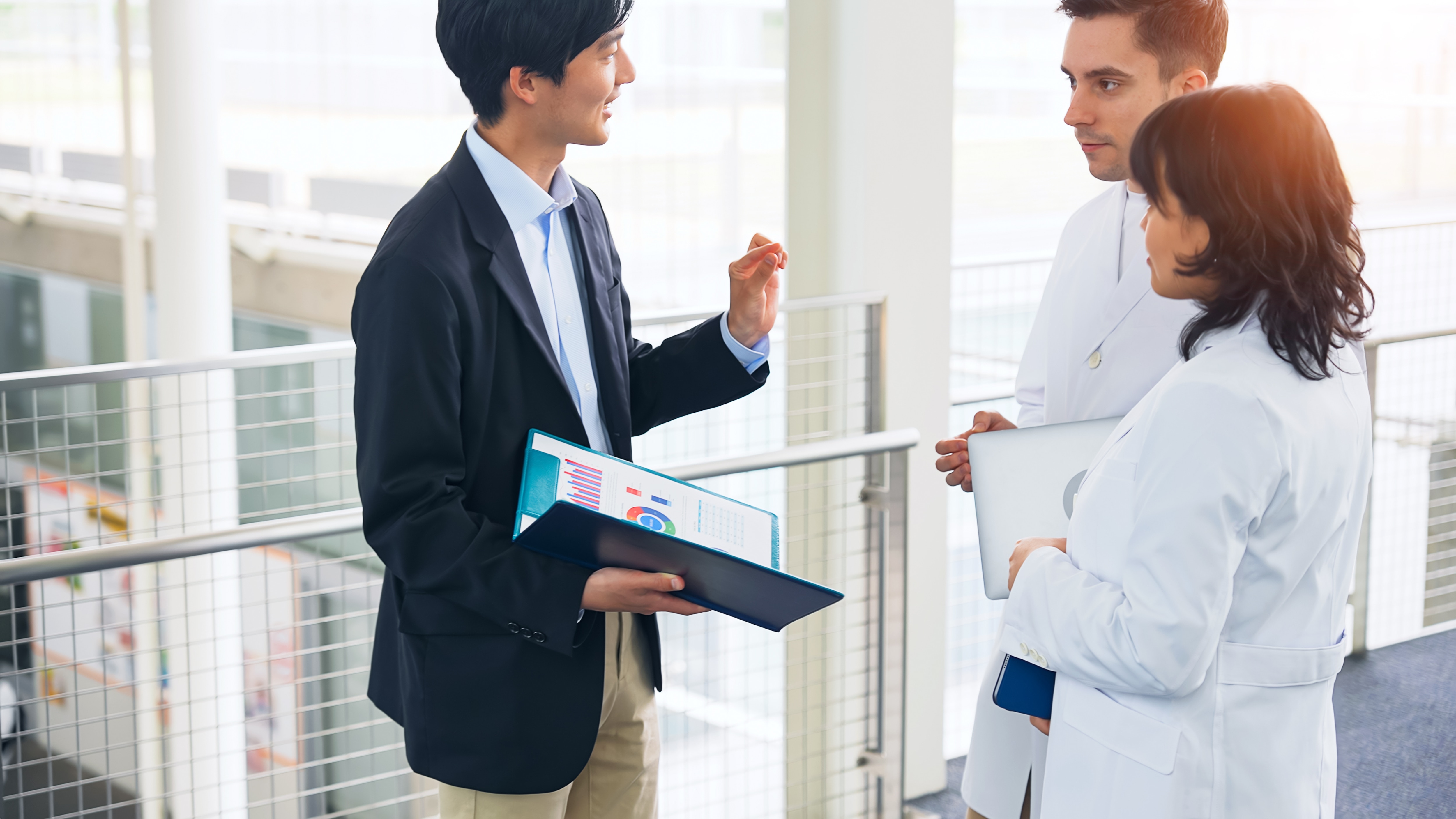医療従事者に説明をしている治験事務局担当者（SMA）