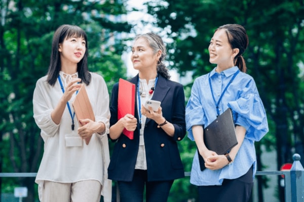 公園で話す社員.