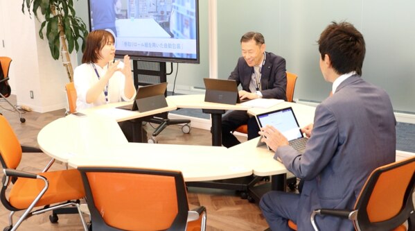 株式会社アテナのアテナテラスラウンジで打ち合わせをする様子