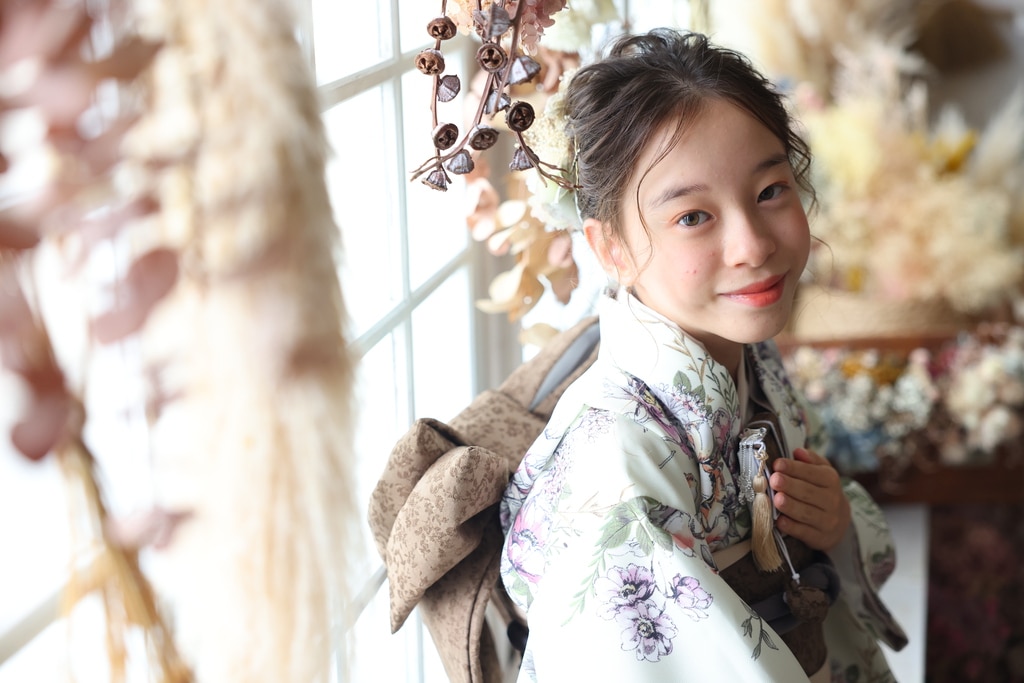 七五三 7歳の女の子のお振袖コーディネート ハーフ成人式や卒業式にも 色無地 7歳&10歳編】七五三&ハーフ成人式ヘアスタイルのご紹介 | A
