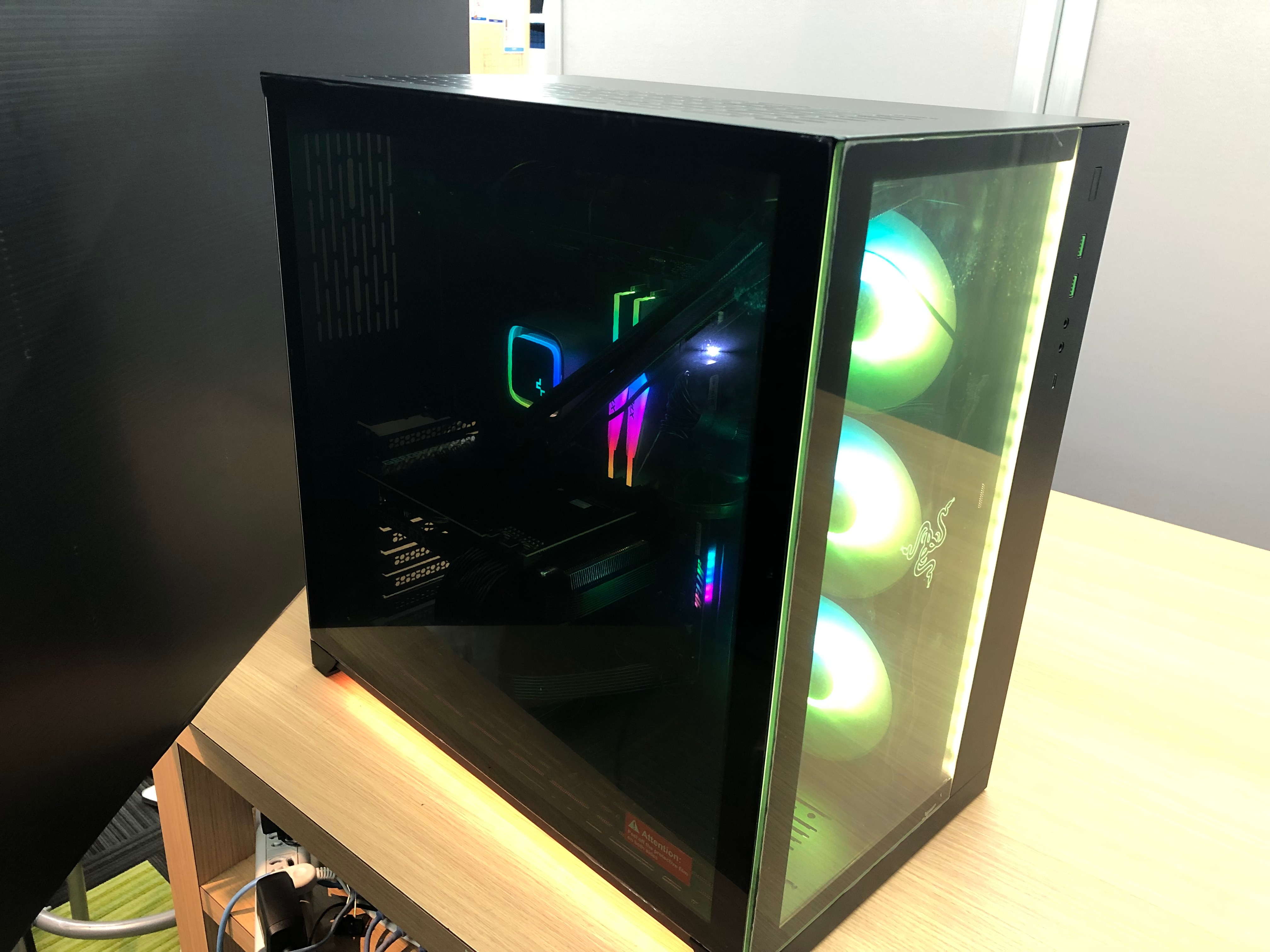 光る黒基調自作PC!RAZERデバイスにピッタリなパーツ構成 光る黒基調自作PC!RAZERデバイスにピッタリなパーツ構成