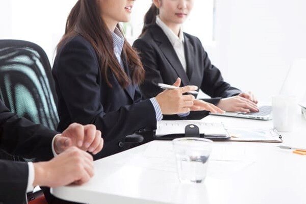 学ぶ女性社員の様子