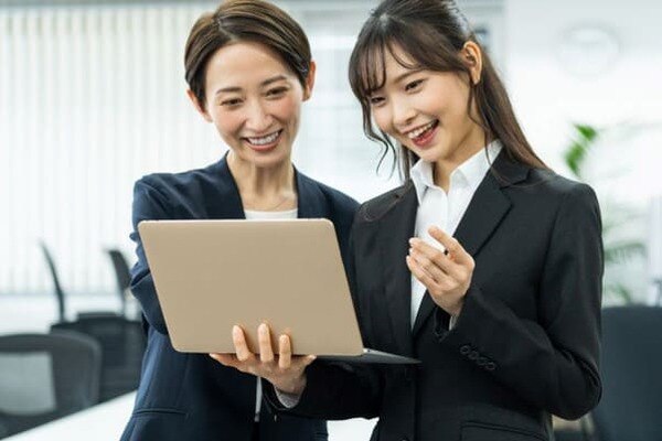 	女性社員に教えてもらう.