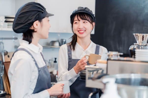 	カフェで働く女性二人