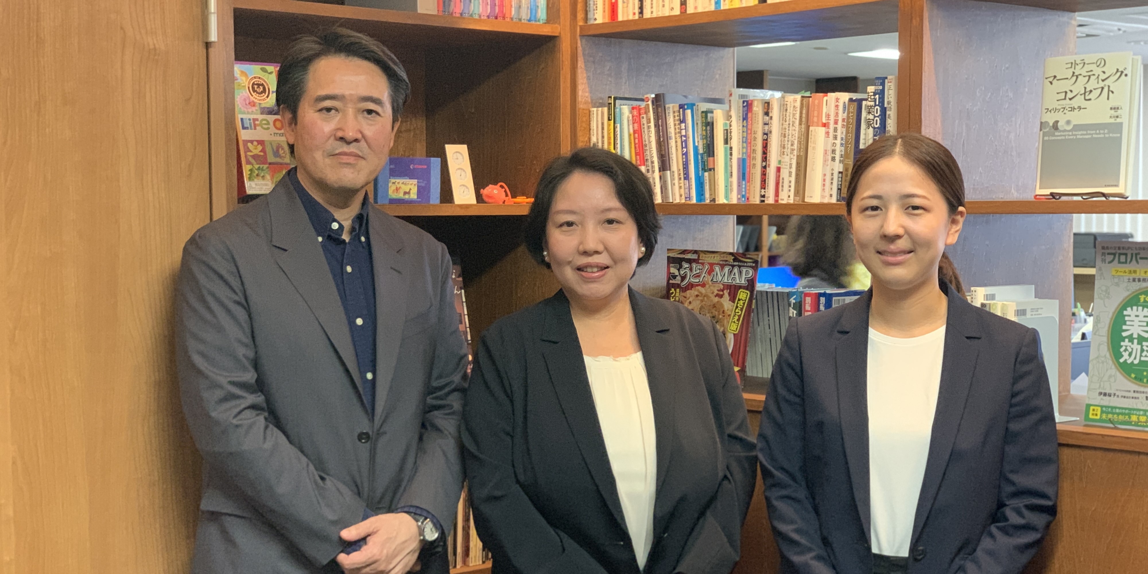 伊藤会計事務所の所長 伊藤桜子さん（中央）、相良義則さん（左）、田中さん（右）