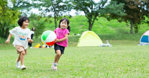 2人の子供がボールで遊んでいる