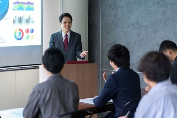 	フレンドリーに研修する男性.
