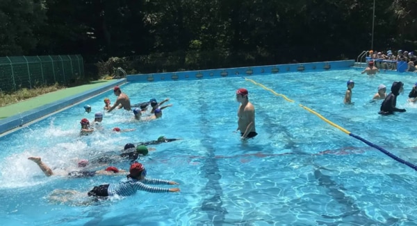 学校水泳指導風景