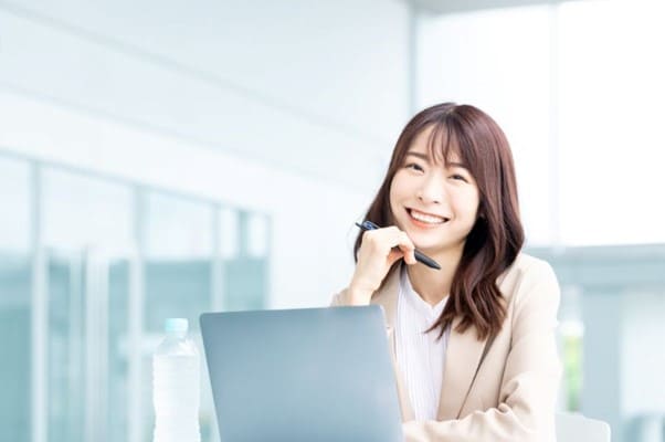 	パソコンの前で微笑む女性