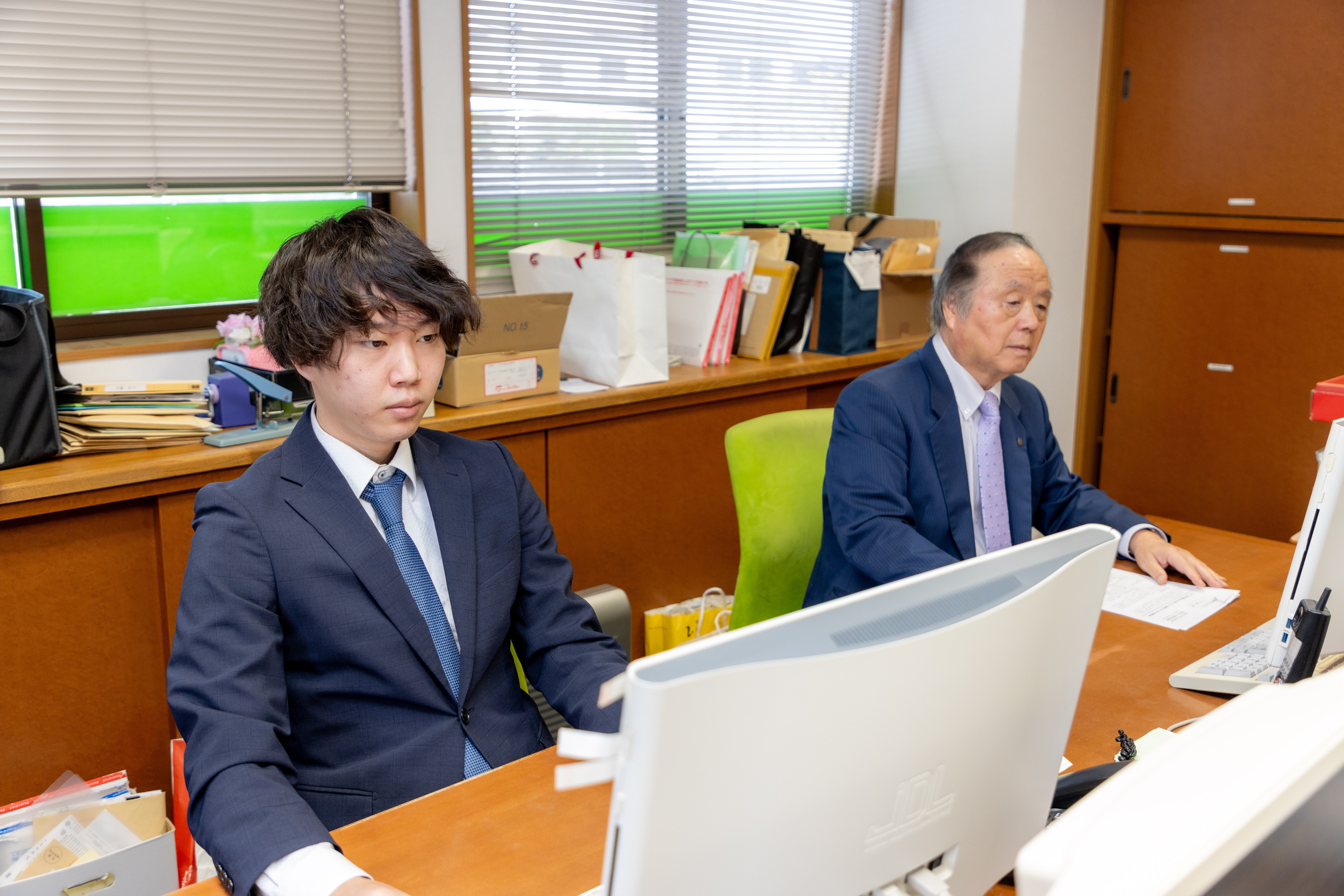 税理士法人水谷税務会計事務所の召田竜摩さん（左）、水谷弘所長（右）