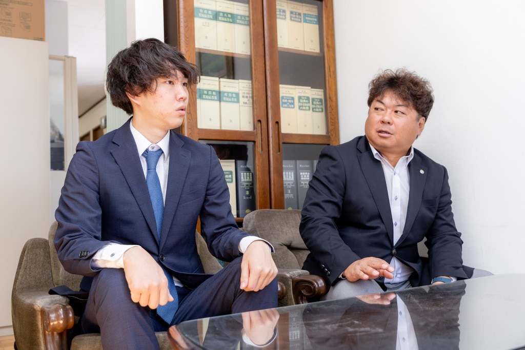 税理士法人水谷税務会計事務所の召田竜摩さん（左）、水谷哲智副所長（右）