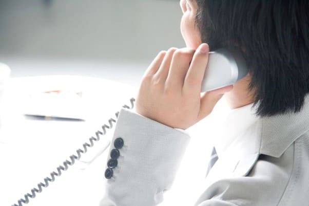 	電話する男性社員
