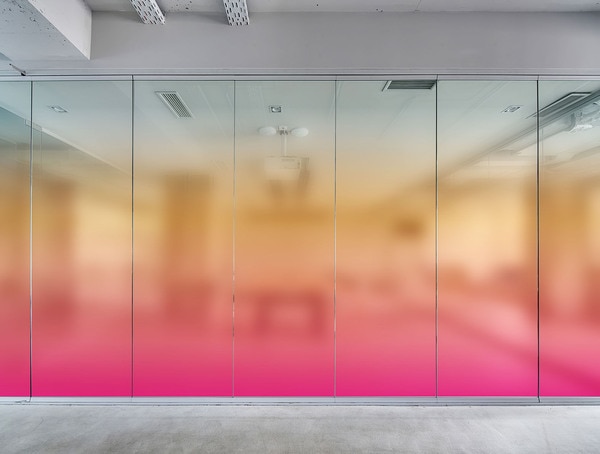 下からグラデーションのオレンジとピンク色のガラスフィルム