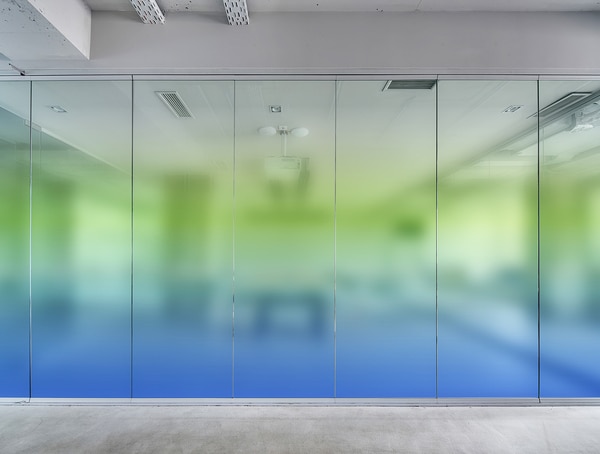 下からグラデーションの緑と青色のガラスフィルム