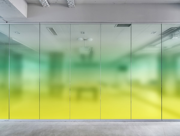 下からグラデーションの緑と黄色のガラスフィルム