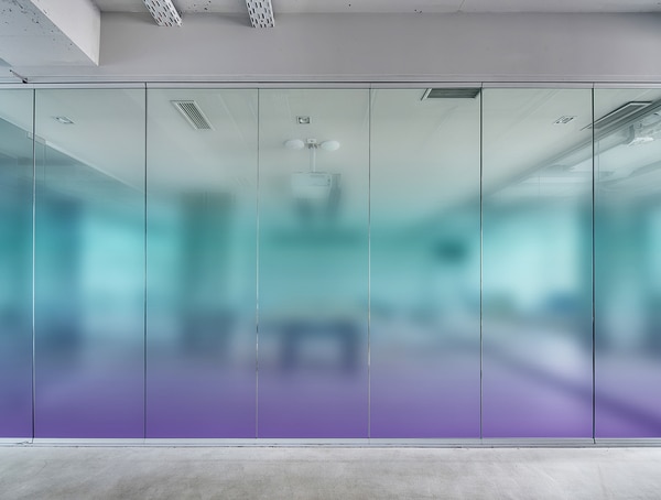 下からグラデーションの青と紫色のガラスフィルム