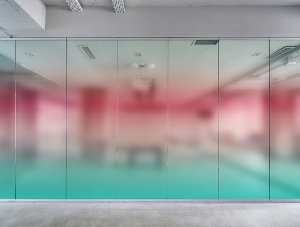 下からグラデーションのピンクと水色のガラスフィルム