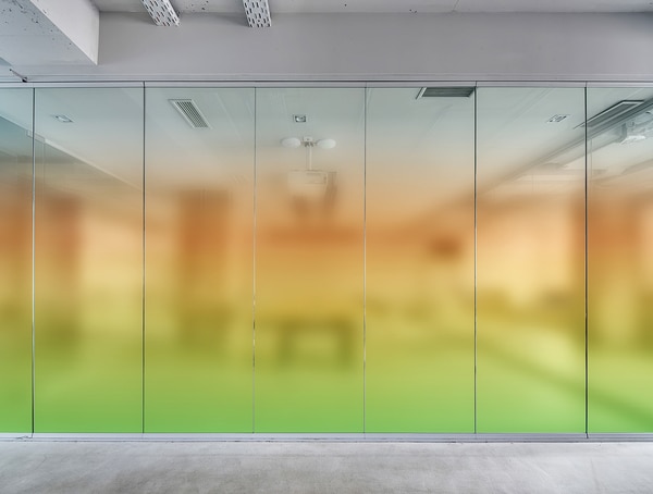 下からグラデーションのオレンジと緑色のガラスフィルム