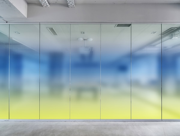 下からグラデーションの青と黄色のガラスフィルム