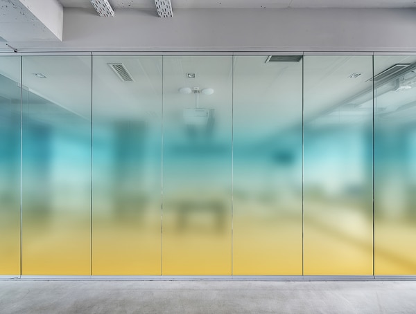 下からグラデーションの水色とオレンジ色ガラスフィルム