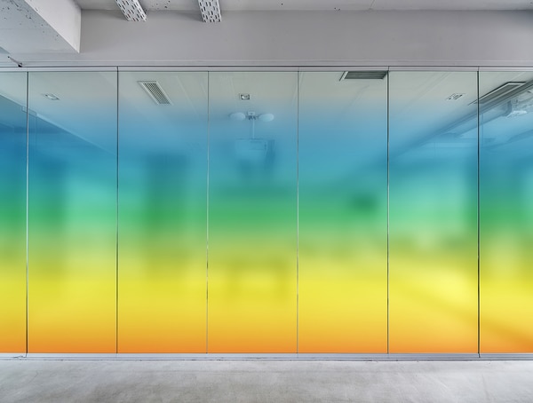 下からグラデーションの虹色ガラスフィルム