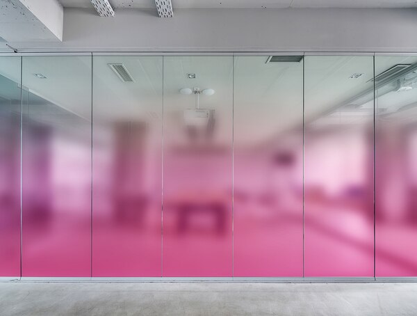 下からグラデーションのピンク色ガラスフィルム