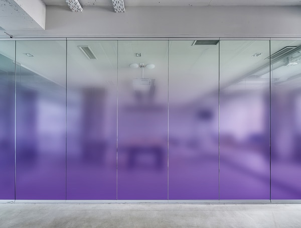 下からグラデーションの紫色ガラスフィルム