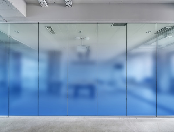 下からグラデーションの青色ガラスフィルム