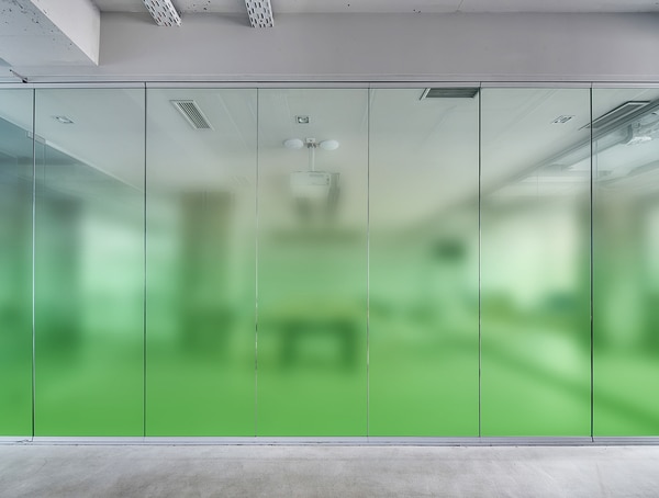 下からグラデーションの緑色ガラスフィルム