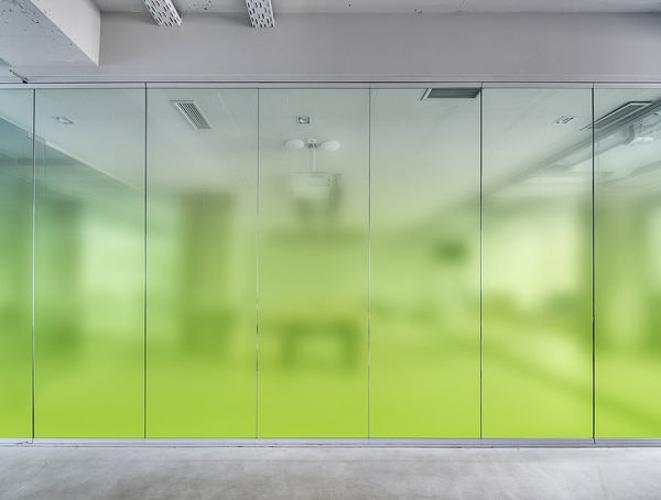 下からグラデーションの黄緑色ガラスフィルム