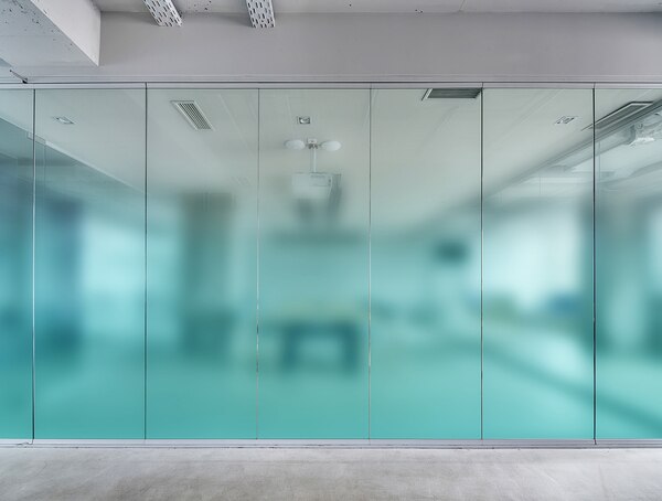 下からグラデーションの水色ガラスフィルム