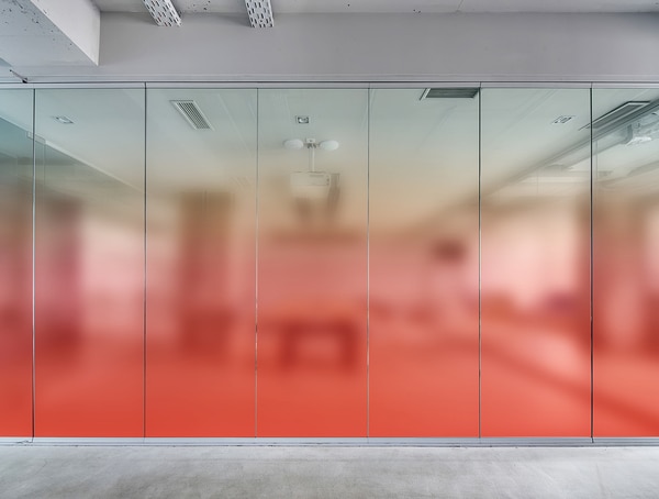 下からグラデーションの赤色ガラスフィルム