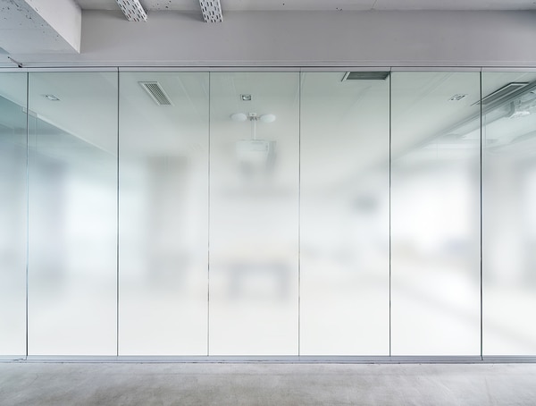 下からグラデーションの白色ガラスフィルム