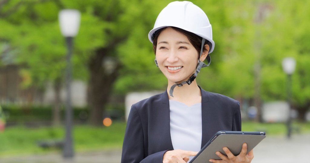 ヘルメットを被っている女性