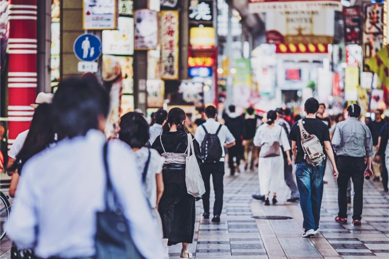 商店街を歩く人々