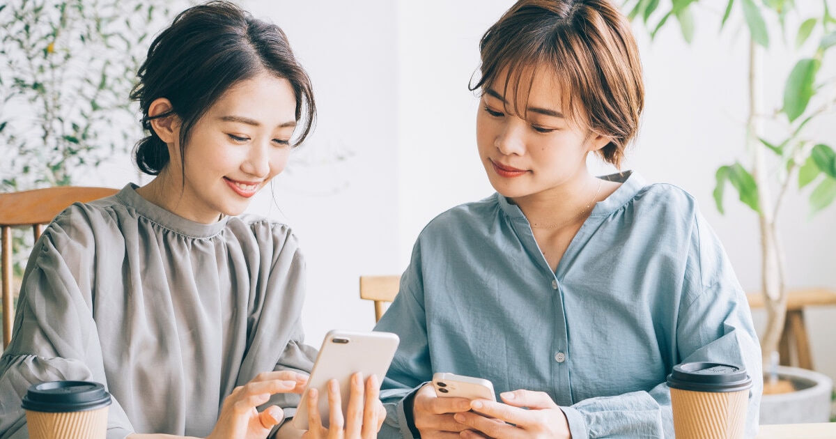 2人の女性がスマートフォンを操作している様子