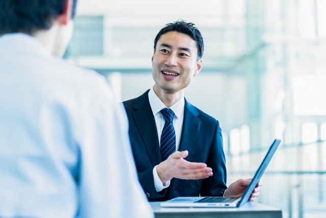 PCを用いて説明している男性