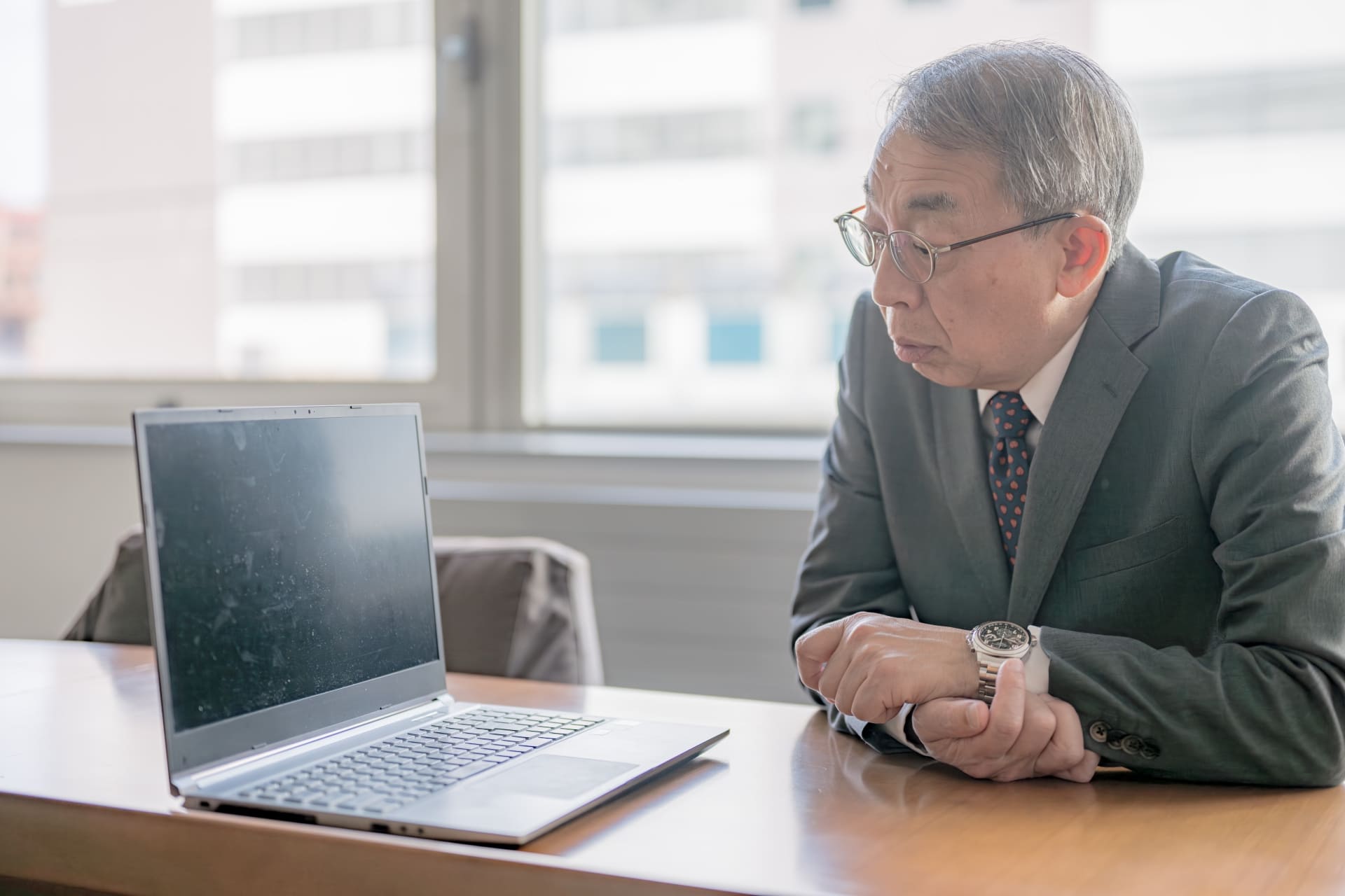 パソコンを見ている男性の画像