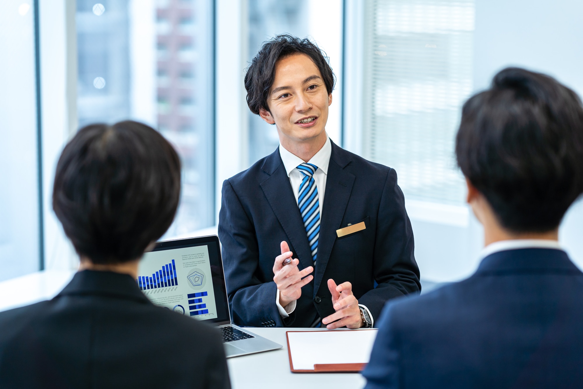 余裕のある会社の社員やプラチナカード会員など優良顧客層へのリーチできます。