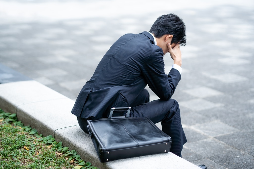 頭を抱える営業パーソン