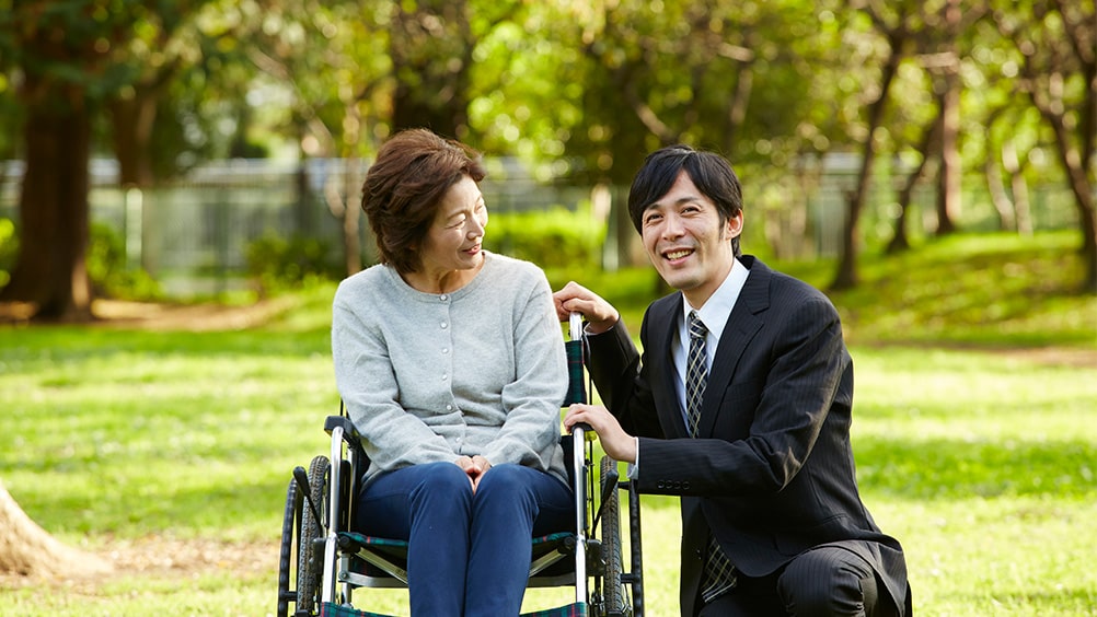 仕事と介護の両立は必須の時代?企業と従業員がとるべき対策を紹介